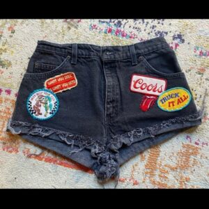 Short de mezclilla con parches vintage